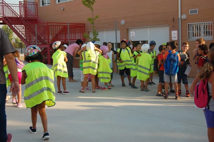 Niños que han acudido al colegio con cascos y chalecos reflectantes