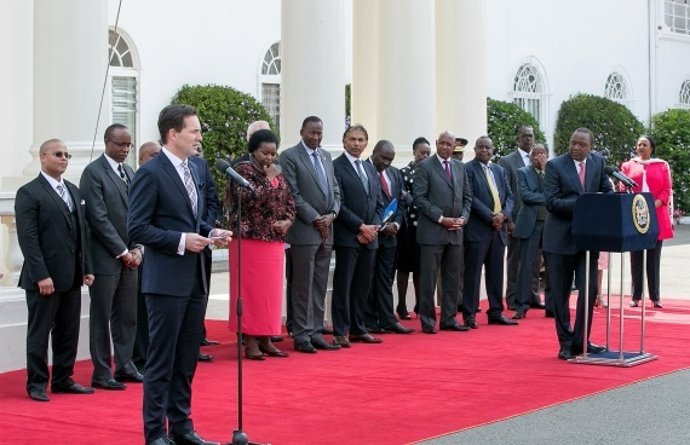 Thomas Schäfer y Uhuru Kenyatta, presidente de Kenia, tras la firma del acuerdo