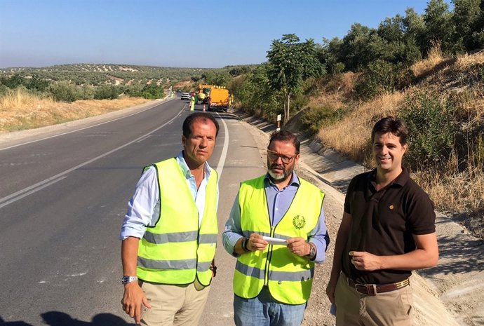 Valdivielso (c) visita las obras en la carretera A-6101.