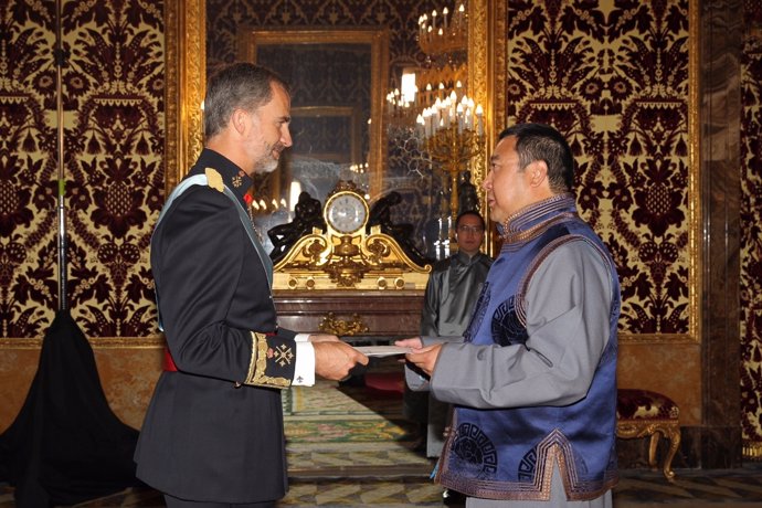 El Rey con el embajador de Mongolia