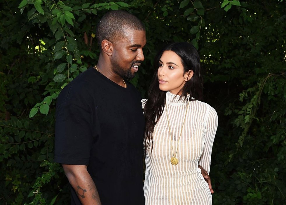 Kanye West y Kim Kardashian en el desfile/ Getty