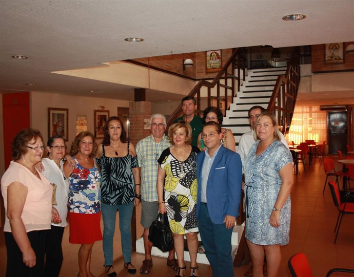 Vega, en la visita al centro de participación activa de personas mayores.