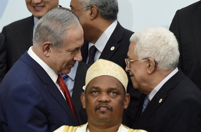 Benjamin Netanyahu habla con Mahmoud Abbas 