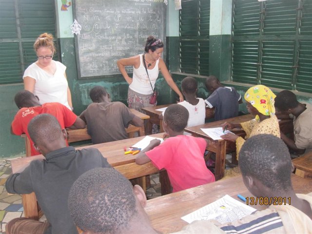 Voluntarias Ayudan En La Alfabetización De Niños De África