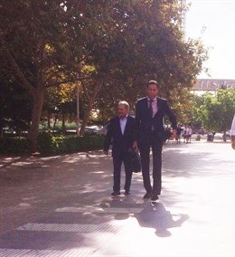 Rus con su abogado a la llegada a los juzgados