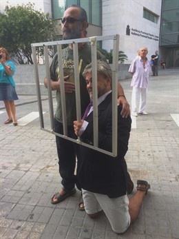 Xavi Castillo de 'performance'  en la puerta de la Ciudad de la Justicia