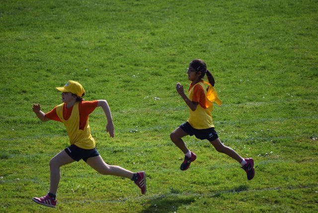 Niño y niña corriendo