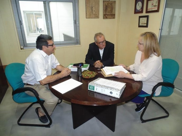 El delegado de Salud en Huelva, Rafael López, en el Servicio de Consumo.