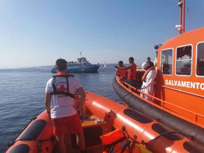 Inmigrantes a bordo de Salvamento Marítimo
