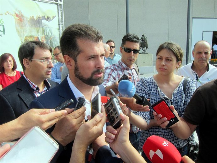 Luis Tudanca atiende a los medios en Salamanca