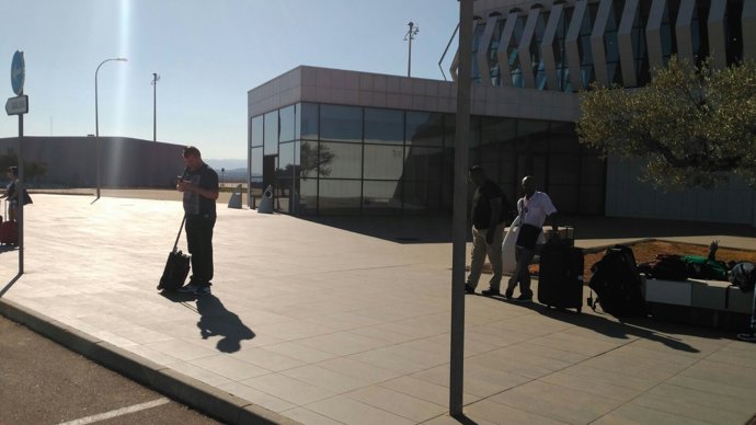 Imagen de pasajeros esperando taxis en el aeropuerto castellonense