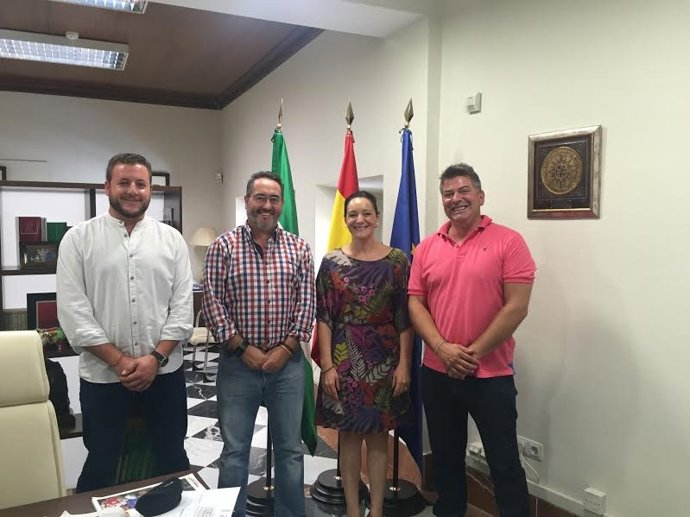 Crespín, con los reprensentantes de la Asociación Toro de Cuerda