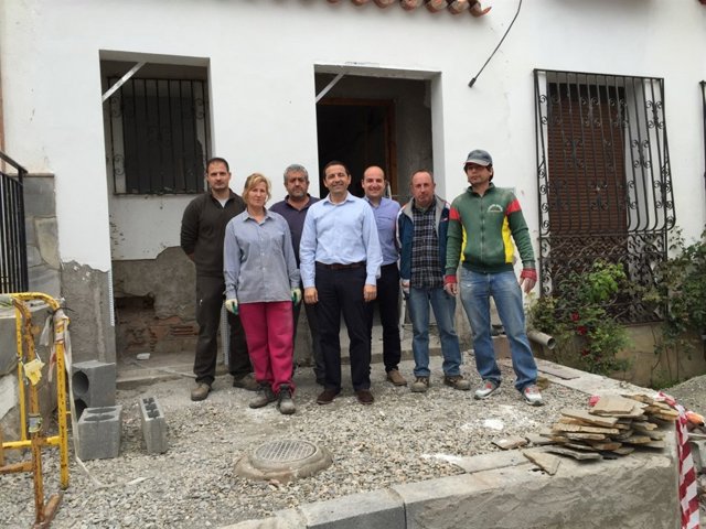 El diputado Guillermo Casquet visita uno de los colegios afectados por las obras