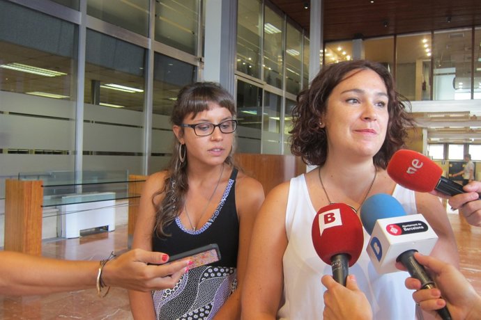 La concejal de Feminismos y LGBTI, Laura Pérez, y la de la CUP Maria Rovira