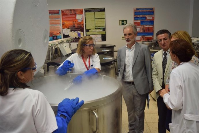 Visita Aquilino Alonso al Banco de Sangre de Cordón Umbilical