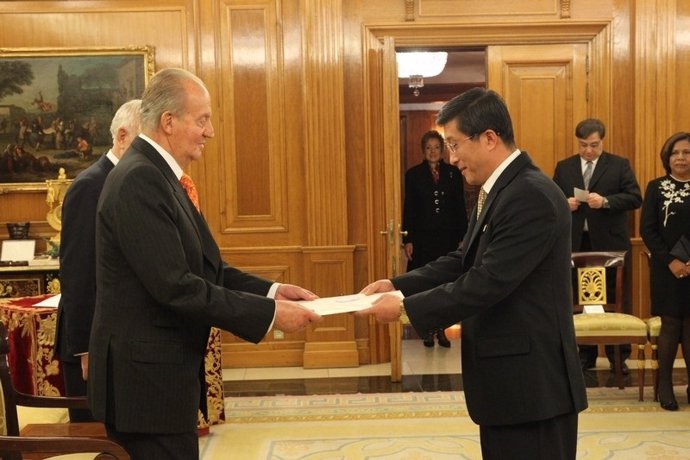 El embajador de Corea del Norte, con el Rey Juan Carlos