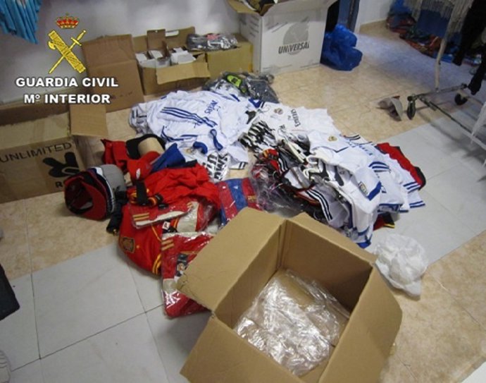 Artículos falsificados intervenidos por la Guardia Civil en Cala Ratjada