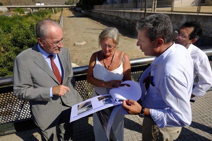De la Torre visitando un arroyo de Málaga