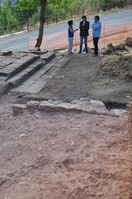 Martínez durante la visita a las excavaciones