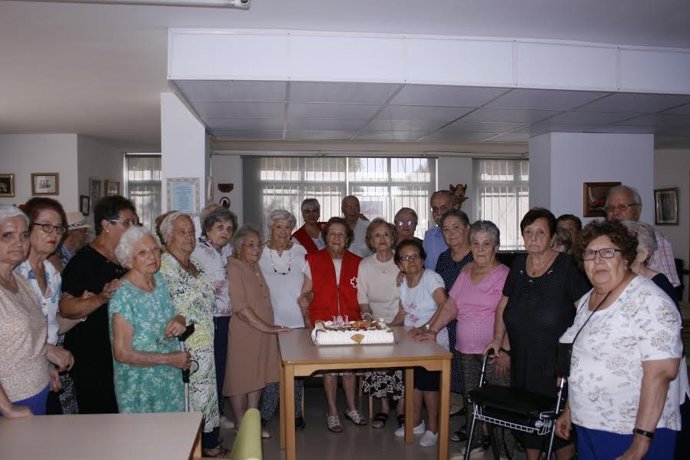 Concha Herrera (centro) celebra su cumpleaños con las personas a las que ayuda