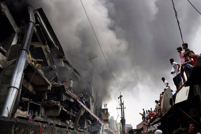 Incendio en una fábrica de empaquetado textil en Tongui