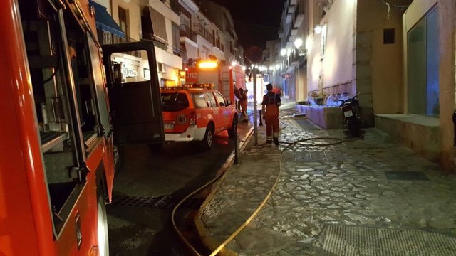 Trabajos de extinción del incendio en un garaje en Aldaia