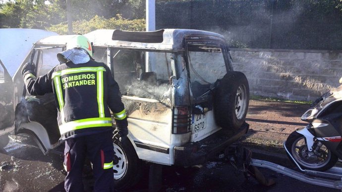 Bomberos sofocan un fuego en un vehículo en Santander 