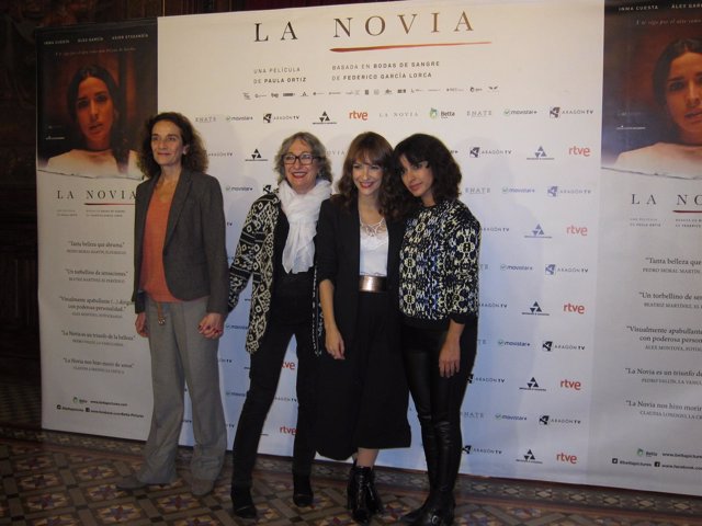 La directora Paula Ortiz junto a Inma Cuesta, Luisa Gavasa y Consuelo Trujillo