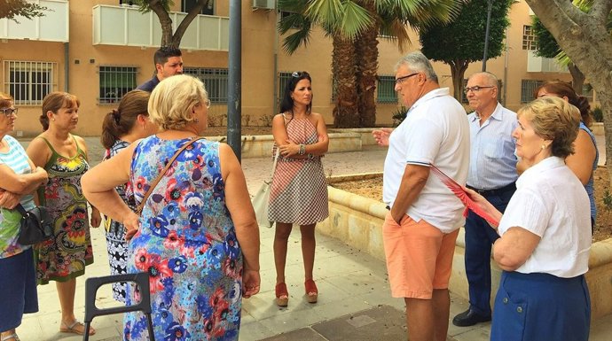 PSOE con vecinos de Las 500 viviendas.
