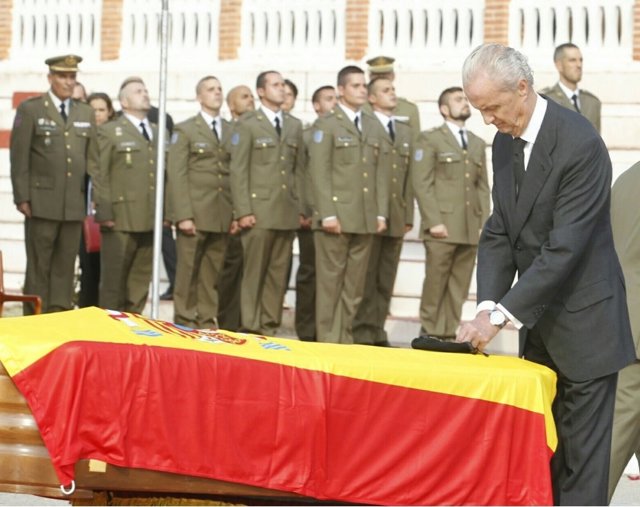 Ministro Morenés condecora al soldado Aarón Vidal