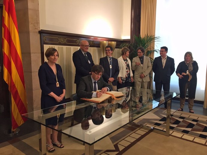 Puigdemont firma el libro de honor del Parlament ante Forcadell