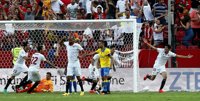 El Sevilla remonta a Las Palmas y el Villareal asalta La Rosaleda