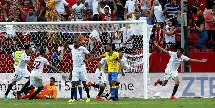 El Sevilla remonta a Las Palmas 