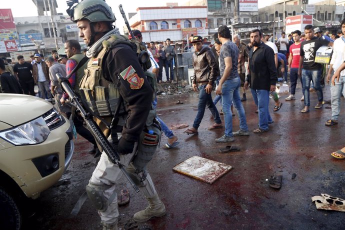 Un militar en el lugar de un atentado en Bagdad