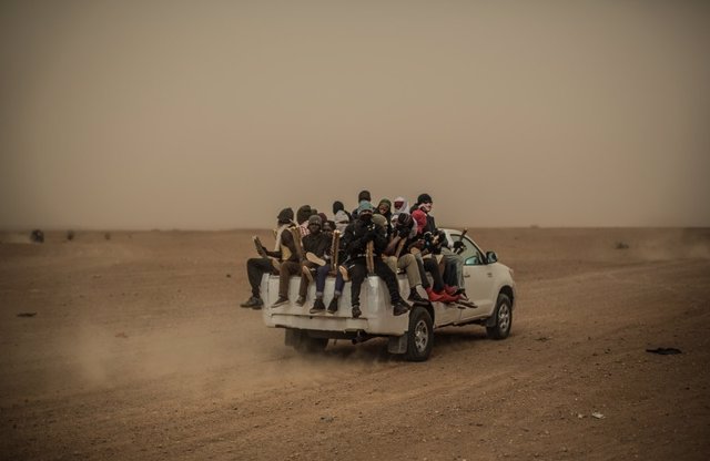 Inmigrantes a bordo de un 'pick-up' en Agadez