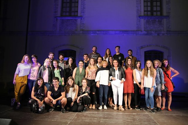 Los premiados, con Maitena Muruzábal,Ádela González y Mar Basail.