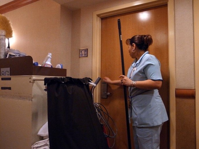 Trabajadora de piso en un hotel