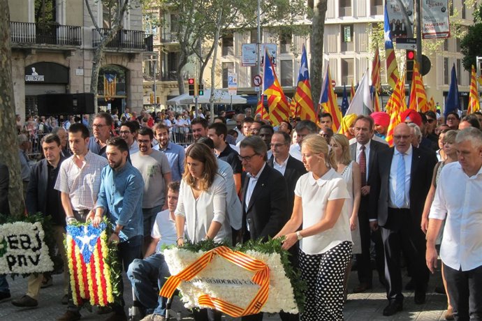 M.Pascal, A.Mas, y N.Munté en la ofrenda a Casanova esta Diada