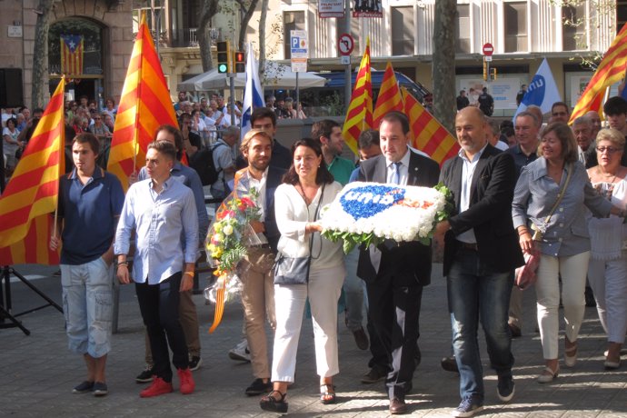 Ofrenda floral de Unió al monumento de Rafael Casanova por la Diada