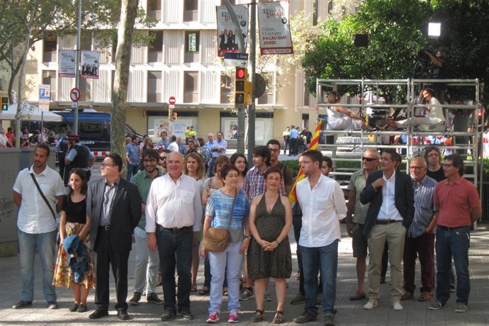 Ofrenda de SíQueEsPot al monumento de Rafael Casanova por la Diada
