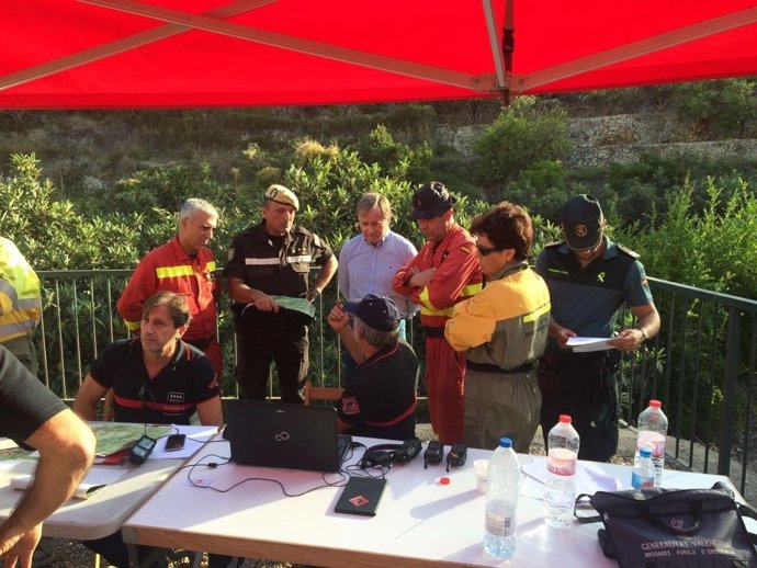 Moragues junto a efectivos de emergencias en el incendio de Bolulla