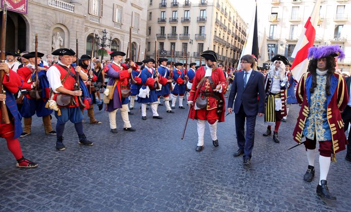Puigdemont recibe a los Miquelets de Catalunya y a la Coronela de Barcelona