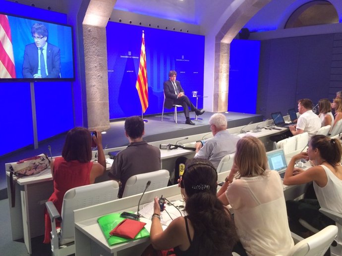 Carles Puigdemont atiende a corresponsales extranjeros en la Generalitat