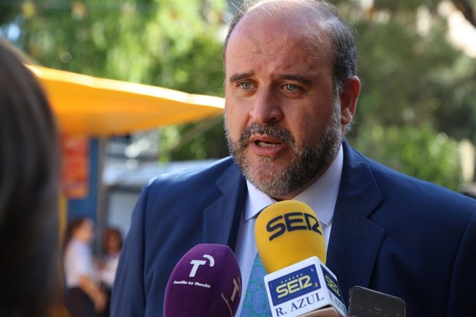 Guijarro atiende a los medios