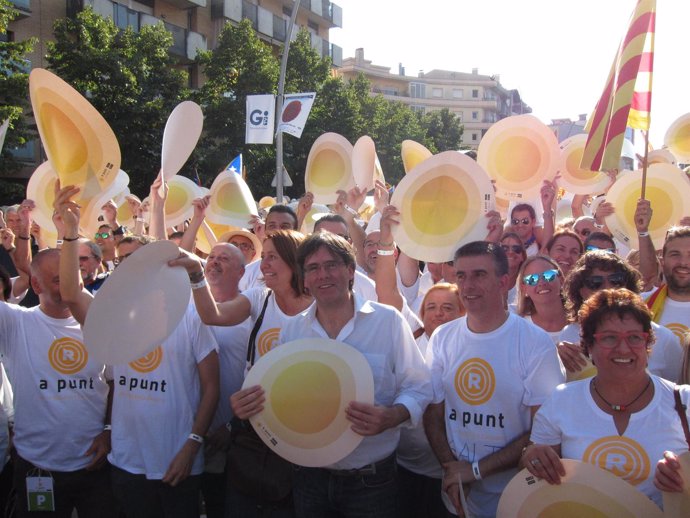 El presidente Carles Puigdemont y la consellera Dolors Bassa en Salt (Girona)