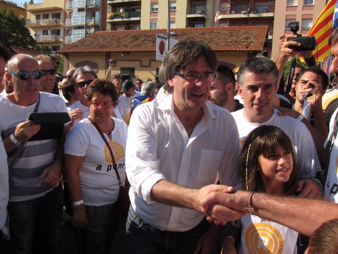El presidente Carles Puigdemont saluda a manifestantes independentistas en Salt
