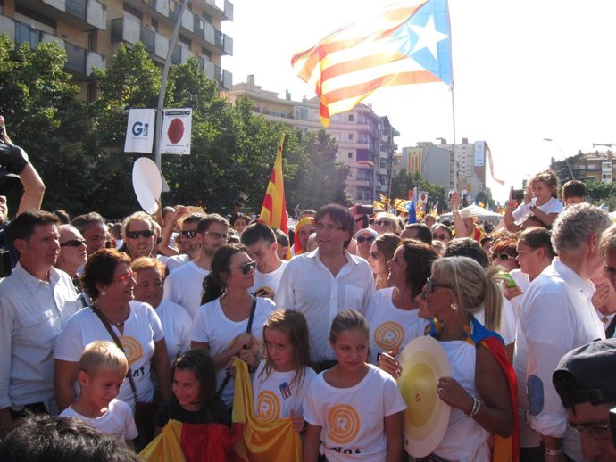 Carles Puigdemont, Marcela Topor y sus hijas en la manifestación de Salt