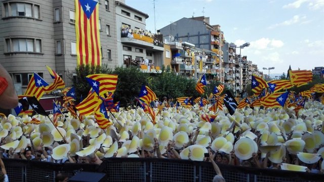 Manifestación independentista por la Diada en el paseo de la Pau de Berga