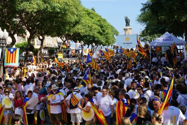 Manifestantes independentistas en la Rambla Nova de Tarragona