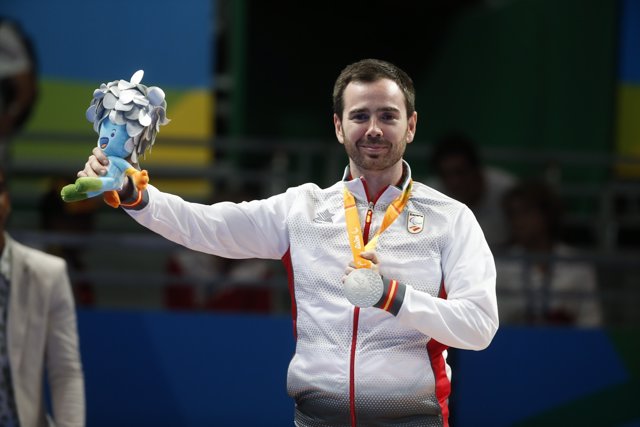 Alvaro Varela con su medalla de plata